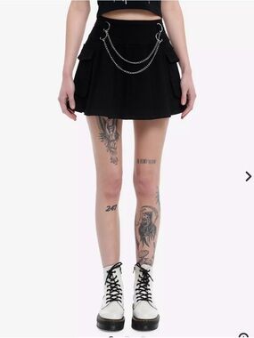 Hot Topic Black Double Chain Cargo Pleated Skirt size Medium